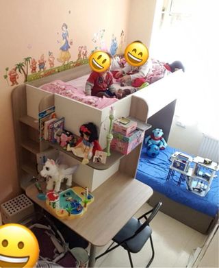 Letto a castello con due letti, scrivania, armadio e cassetto