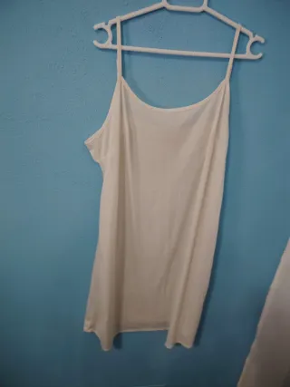 Vestido elegante blanco con pedrería