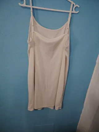 Vestido elegante blanco con pedrería