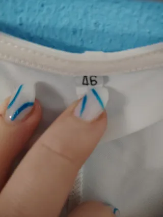 Vestido elegante blanco con pedrería