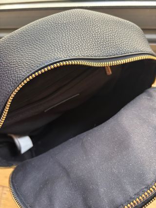 Mochila negra Parfois con cremalleras doradas