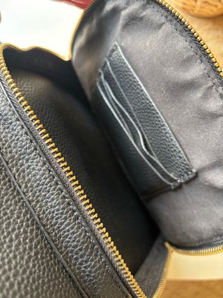 Mochila negra Parfois con cremalleras doradas