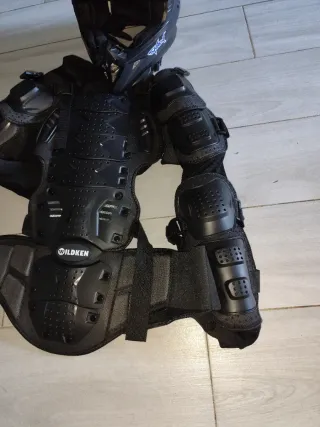 Casco integral moto y traje protector