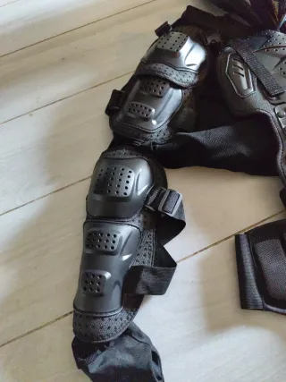 Casco integral moto y traje protector