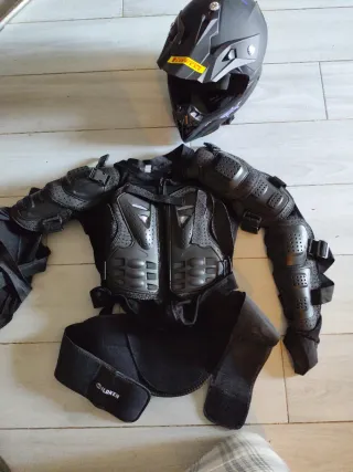 Casco integral moto y traje protector