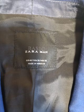 Traje azul con corbata