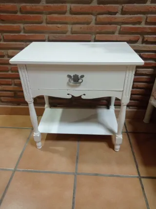 Mesita de noche restaurada blanca