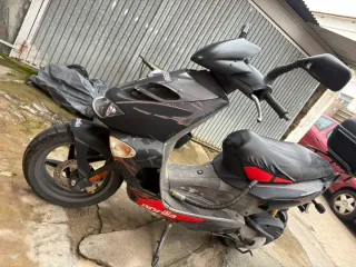 Aprilia Scooter Negra y Roja