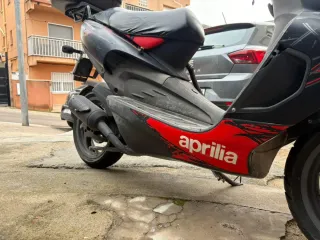 Aprilia Scooter Negra y Roja