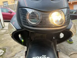 Aprilia Scooter Negra y Roja