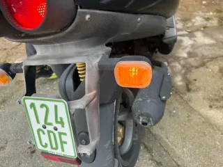 Aprilia Scooter Negra y Roja