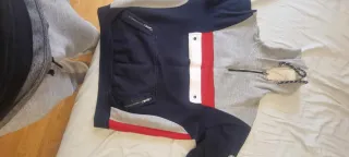 Sudadera con cremallera y bolsillos
