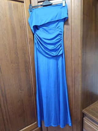 Vestido azul con abertura lateral