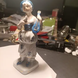 Statuetta ceramica donna con mandolino