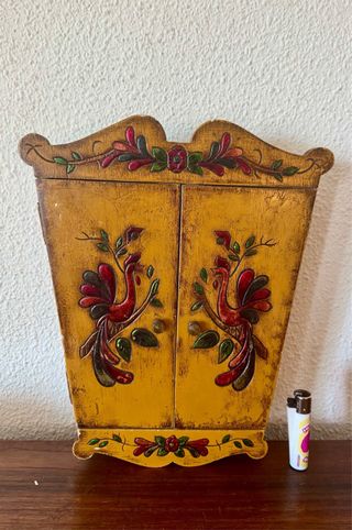 Antiguo armario de pared para llaves