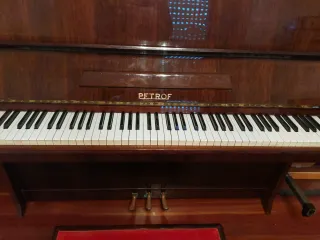 Piano Petrof
