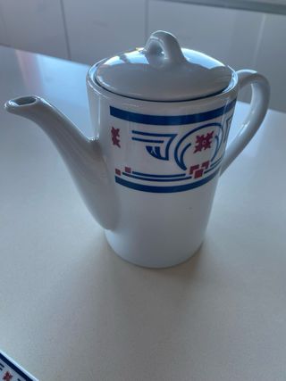 Juego de té y sopera de porcelana