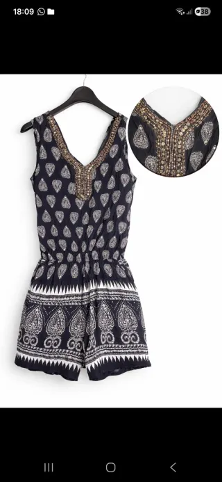 Mono corto negro estampado con detalles en escote