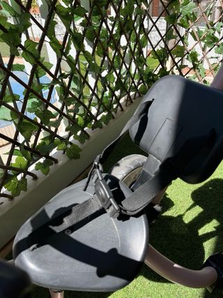 Triciclo infantil rosa con manillar