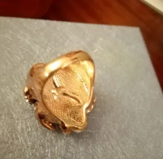 Anello di bigiotteria con perle barocche.