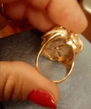 Anello di bigiotteria con perle barocche.