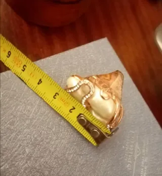 Anello di bigiotteria con perle barocche.