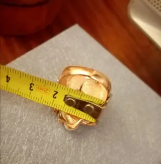 Anello di bigiotteria con perle barocche.