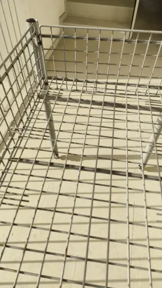 Mesa tipo jaula metálica gris