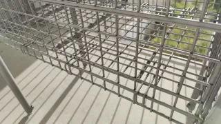 Mesa tipo jaula metálica gris