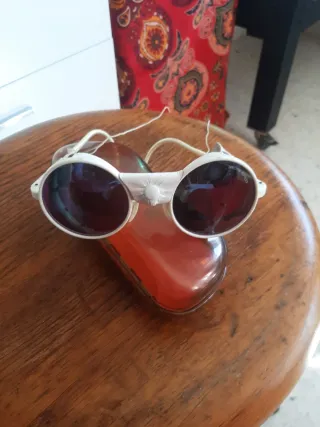 Gafas de glaciar blancas y moradas