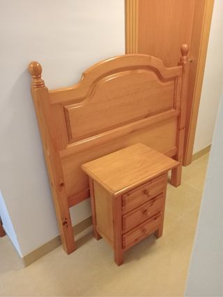 Cabecero y mesita de noche de madera