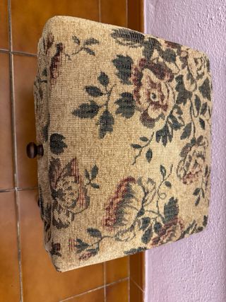 Taburete tapizado floral con cajón