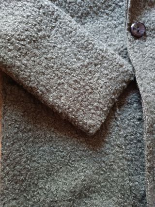 Abrigo verde de tejido rizado
