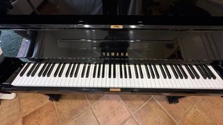 Piano de pared Yamaha negro