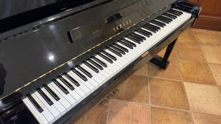 Piano de pared Yamaha negro