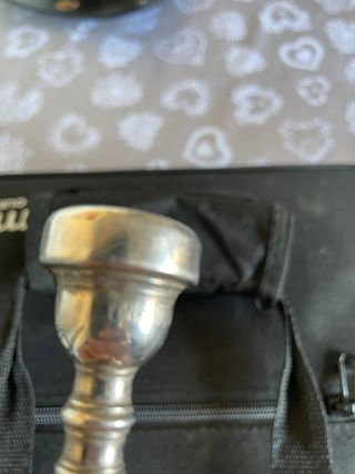 Trompeta Pocket dorada con funda