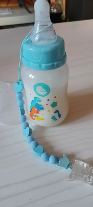 Biberón con leche simulada y chupetero