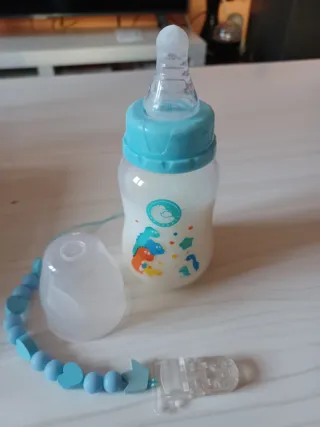 Biberón con leche simulada y chupetero