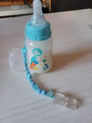 Biberón con leche simulada y chupetero