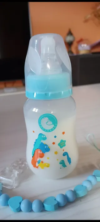 Biberón con leche simulada y chupetero