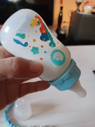 Biberón con leche simulada y chupetero