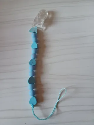 Biberón con leche simulada y chupetero