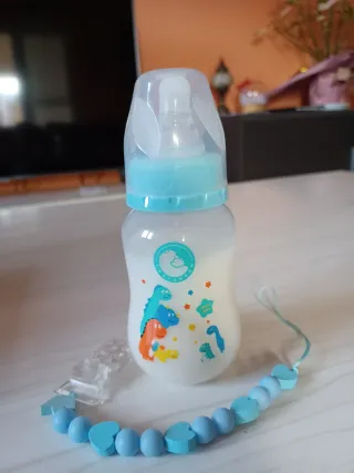 Biberón con leche simulada y chupetero