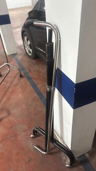 Perchero de ropa metálico blanco negro y plata