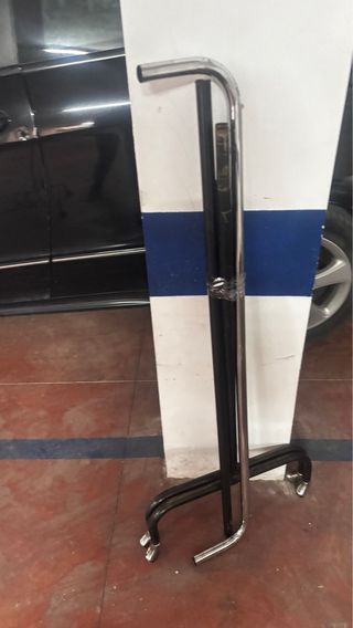 Perchero de ropa metálico blanco negro y plata