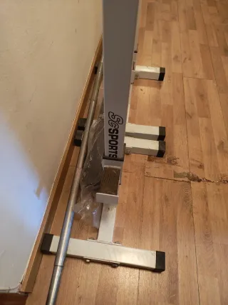 Soportes y barra larga para pesas