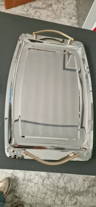 Bandeja metálica dorada y plateada