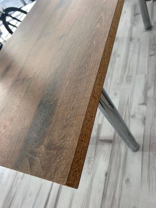 Mesa de madera marrón