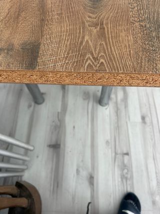 Mesa de madera marrón