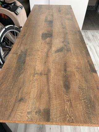 Mesa de madera marrón